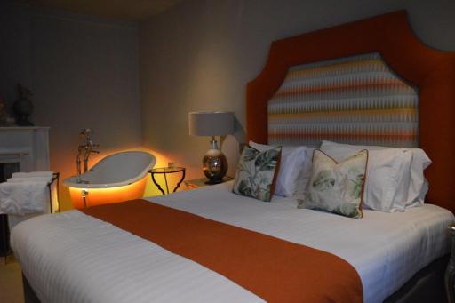 Long Melford Swan - Housity