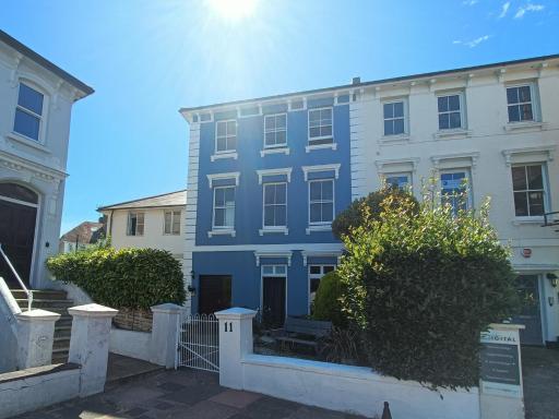 Swanky Pad-free carpark. E-Car charger. Train Station 2m Walking - Housity