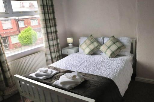Home Away From Home - 2 Bed FREE Parking & Wifi - Housity