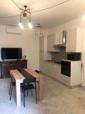 Hipponion Suite Red - Housity