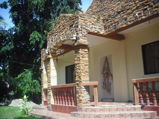 Spacious 2 bed bungalow close to white sand beach. - Housity