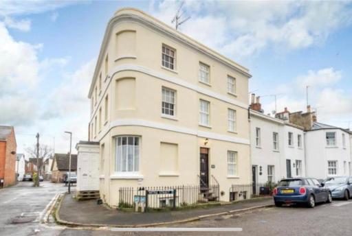 Unique & Stylish Town House, central Cheltenham - Housity