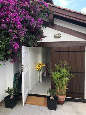 Jolie appartement individuel, dans un quartier calme très proche de la plage. - Housity