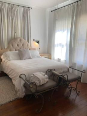 Clinton Home Guest Room - Private Bath Shared commons - Housity