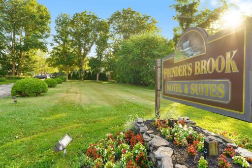Founder's Brook Motel and Suites - Housity