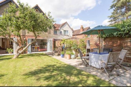 6 bedrooms beautiful home 3 bathrooms, quiet location with garden near Legoland Windsor Heathrow - Housity