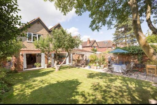 6 bedrooms beautiful home 3 bathrooms, quiet location with garden near Legoland Windsor Heathrow - Housity