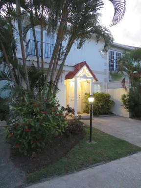 Porters Gate townhouse 3 bedroom 3 bathroom private garden with dip pool - Housity