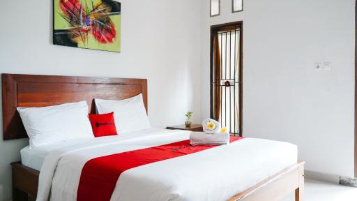 RedDoorz at Ampenan Mataram Lombok - Housity