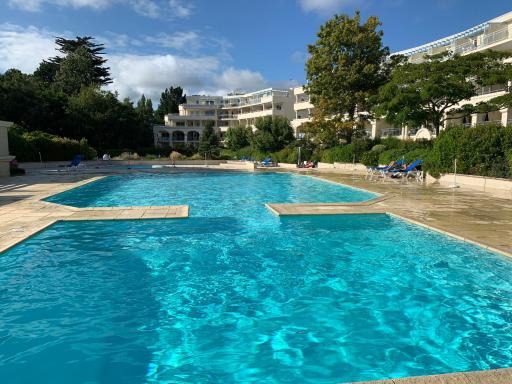 Appartement avec grande terrasse dans un magnifique parc à 5 minutes de la plage - Housity
