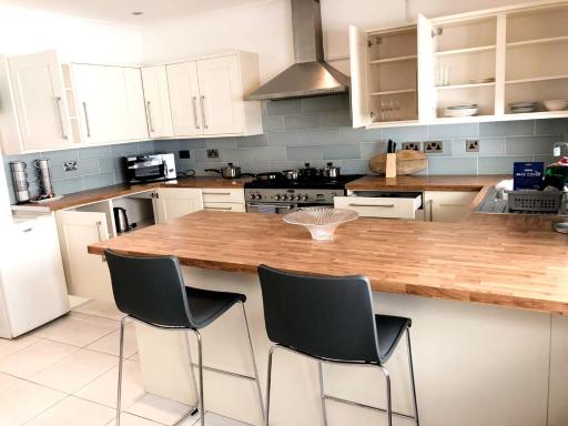 3-Bed Semi-Detached House, Wifi, Parking, Outdoor Space - Housity
