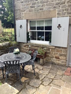 1A River Cottage, Baslow - Housity