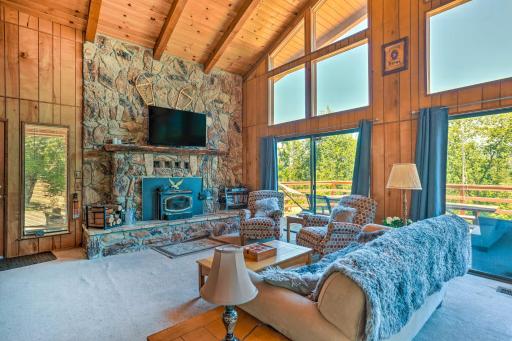 Serene Oakhurst Cabin with Hot Tub and Mtn Views! - Housity