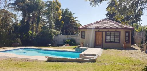 Poolside Haven - Housity