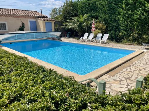 CHARMANT LOGEMENT AVEC PISCINE EN PROVENCE au premier étage d une villa - Housity