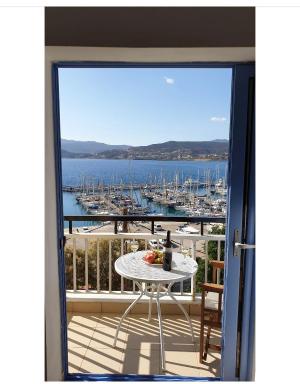 THE HOWARD PLACE - ENTIR HOME WITH A SEA VIEW FOR 5 GUESTs - Housity