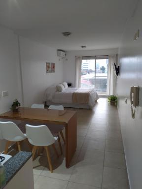 Luminoso departamento con balcón en barrio norte - Housity