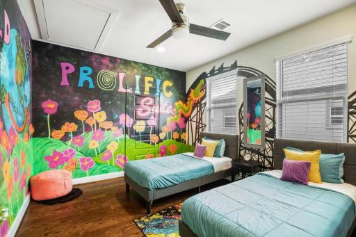 LARGE THEMED 3STORY NEAR DWNTWN & TURKEY LEG HUT - Housity
