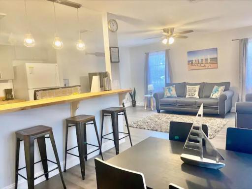 Near Venice Beach, sleeps 6, walk to river - Housity