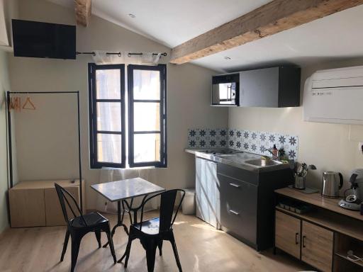 ARLES: Studio de la place - Housity