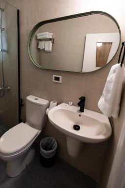 Julia's Hotel Suites - Housity