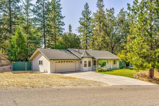 Acorn House - Charming house in green heaven with pool table with lovely backyard - Housity