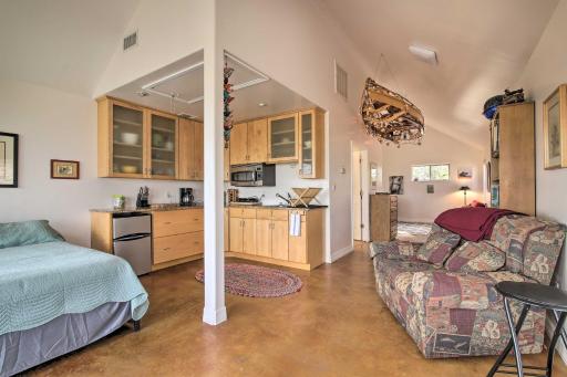 Sunny Lake Buchanan Waterside Studio with Canoe - Housity