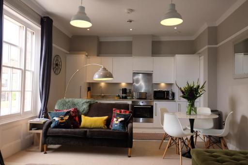 Stunning 2 bedroom apartment with parking in a prime, Central location - Housity