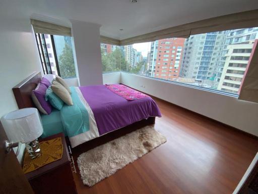 Rep Salvador, Quito 2-bedroom condo with parking and Netflix - Hizvo