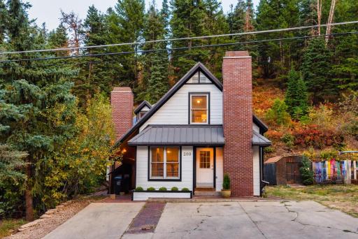 Corduroy Sage AvantStay Cozy Cute Cabin w Deck Sleeps 21 - Housity