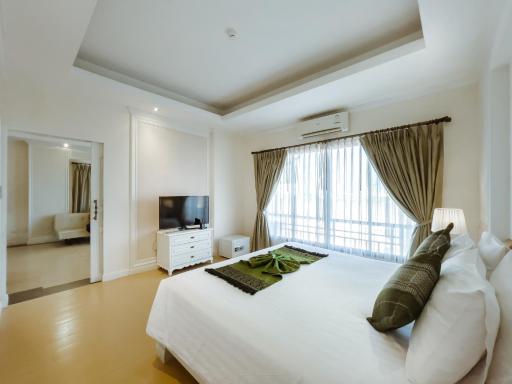 Royal Nakhara Hotel and Convention Centre - Housity