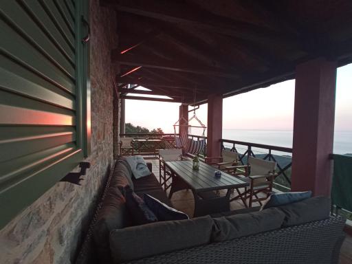 Villa Sklithro in the heart of the forest with magnificent view of the sea just 10 minutes from it - Housity