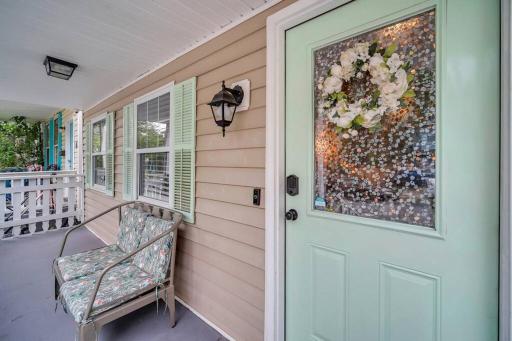 New Cheerful Renovated Home - 5 Min to Downtown! - Housity