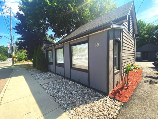 Cozy 3-Bedroom House in Historic Town/Free Parking - Housity