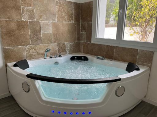 NG SuiteHome - Queven - Balnéo - Netflix - Wifi - Housity