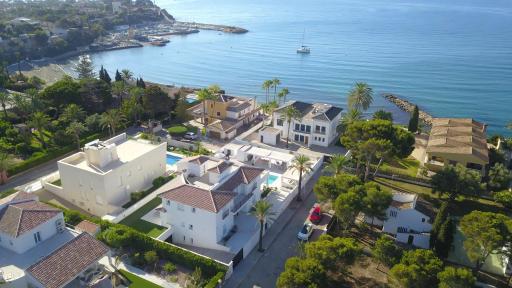 Luxury Seaside Villa with private pool in Cabo Roig - Housity