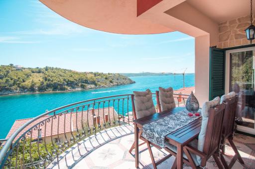 Apartments Mali Dvor Novigrad - Housity