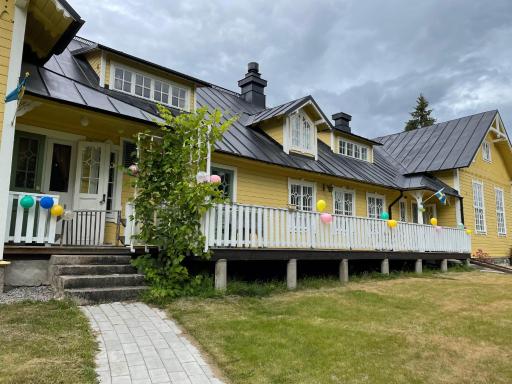 an old school house close to örbyhus slott - Housity