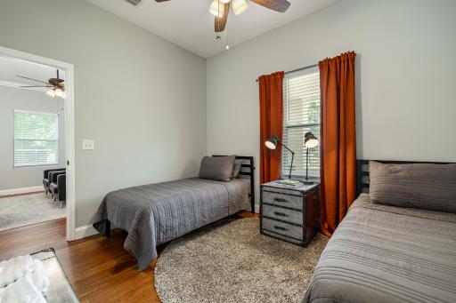 Grand Oaks Bungalow in the Heights - Housity