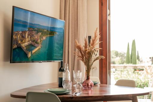 VISTA - Lake & Pool - Housity