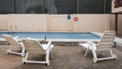 La casa de la tinaja piscina y chimenea by Toledo AP - Housity