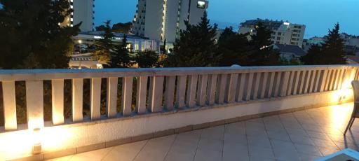 Happy Basset Terrace - Housity