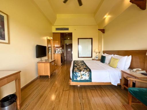Acron Candolim Regina - Housity
