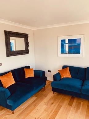 Town House in prime beachfront location. Sea views - Housity