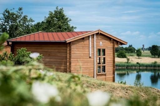Nameliai ant ežero kranto - Housity