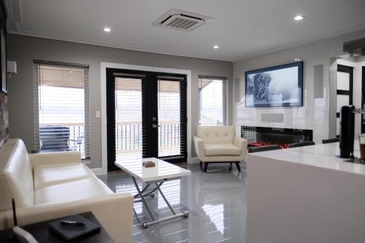 Stunning exec spa retreat w/panoramic lake views! - Housity