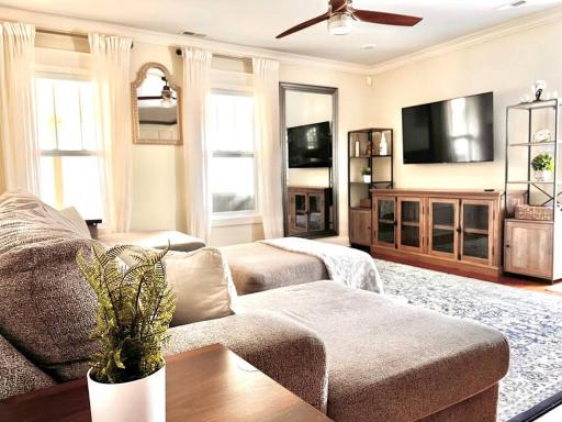 Luxury 4BR Close To Everything - 5 min to Downtown - Housity