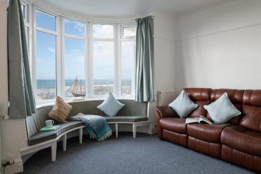 Beachcliffe House - Sea front property - Sleeps 10 - Pet friendly - Housity