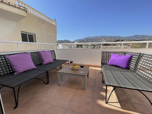 Sunny 3 bed apartment only 7 minute walk from beac - Hizvo
