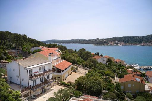 Apartments and rooms by the sea Tisno, Murter - 5128 - Housity